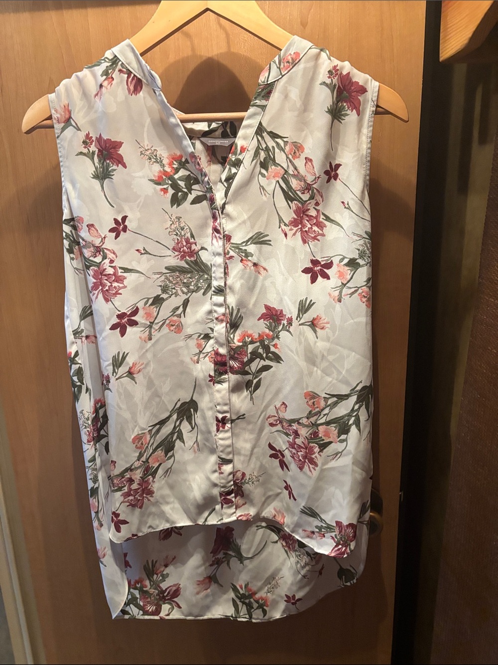 Denver Hayes Sleeveless Floral Button-Front Blouse in Light greens and Pinks